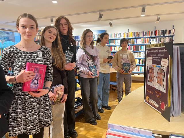 Schülerinnen und Schüler des musischen Gymnasiums stellten Montagvormittag im Rahmen des Projekts ihre gelesenen Bücher Jugendlichen der Schule Sankt Josef vor. | Foto: Bibliothek Pfarre Aigen