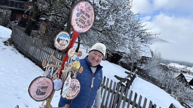Hans Fuchs – bekannt als "Ullr-Fux" – aus Weißpriach wünscht mit seinem "Ullr-Baum" der WM in Saalbach-Hinterglemm viel Glück. | Foto: pjw