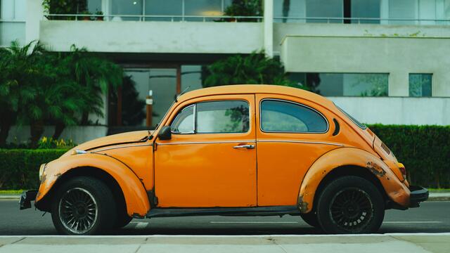 Unfall mit einem Pkw (Symbolbild) und einem Pferdefuhrwerk. | Foto: Dan Gold/Unsplash