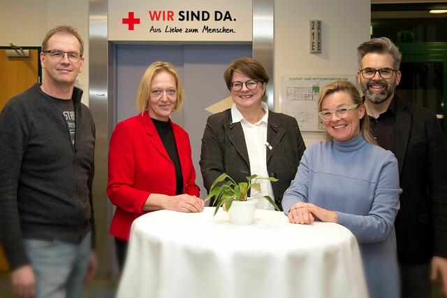 (v.l.n.r.) Dr. Raimund John (Sprengel- und Hausarzt), Elisabeth Ebner (Haus- und Pflegedienstleitung), Michaela Schrumpf (Bereichsleitung Pflege und Betreuung), Susanna Kammeringer (Hospizbewegung Salzburg), Thomas Affenzeller (Hospizbewegung Salzburg) | Foto: Rotes Kreuz Salzburg