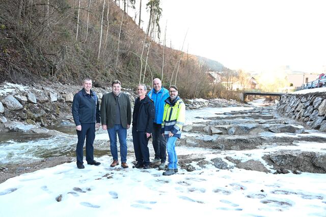 Christoph Schaumberger (FF Windhag), Vizebürgermeister Mario Wührer, Kurt Eichhorn (FF Zell a/d Ybbs), Oliver Huber (Amt der NÖ Landesregierung, Abteilung Wasserbau) und Alfred Fangmeyer (Bauamt Waidhofen a/d Ybbs) (v.l.). | Foto: Stadt Waidhofen