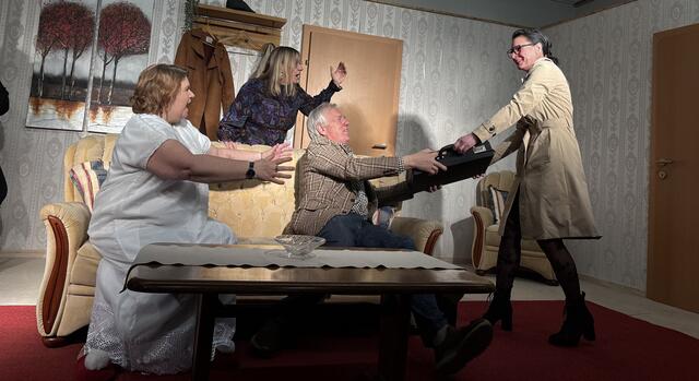 "Funny Money": Der Kampf ums liebe Geld, der die Charaktere verändert .... | Foto: Susanne Veronik