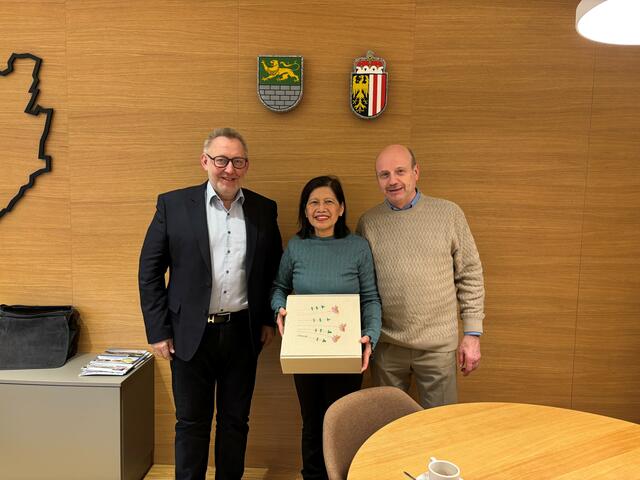 Bürgermeister Klaus Falkinger mit Esther und Franz Hochholdinger, die einen neuen Lebensabschnitt in Kleinzell beginnen. | Foto: Gemeinde Kleinzell