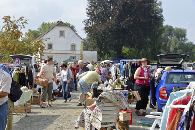 Der Flohmarkt am Neuhauser Volksfestgelände findet jeden 1. und 3. Samstag im Monat von 8 bis 13 Uhr statt.  | Foto: Gemeinde Neuhaus