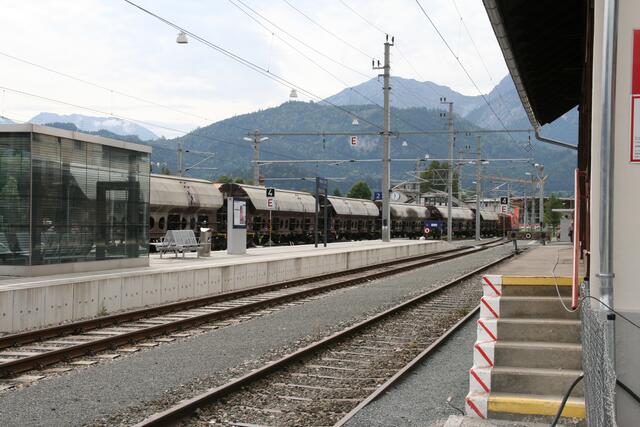 Der Gütertransport im Außerfern soll abgeschafft werden, dann könnten Bilder wie dieses schon bald der Vergangenheit angehören.  | Foto: Archiv