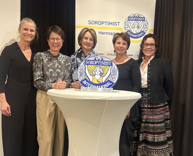 Susanne Kühne (Sekretärin), Irmgard Eder (Sekretärin), die neue Präsidentin Maria Schnaubelt, die scheidende Präsidentin Irmgard Müller-Pirker mit Sekretärin Monika Fitzek-Bertoldi (v.l.) | Foto: Soroptimist Hermagor