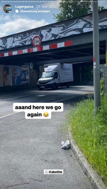 Eine "normale" Durchfahrtshöhe wird es in der Lagergasse, bei der Brücke, nie geben, heißt es von Thomas Fischer. Solange können sich die Follower von GrazWellness wahrscheinlich noch über weitere solche Bilder freuen.  | Foto: grazwellness