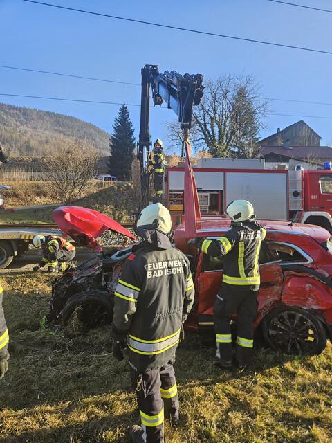 Das Autowrack wurde mit dem Kran des schweren Rüstfahrzeugs auf einen Abschlepper gehoben. | Foto: FF Bad Ischl/Christian Wacek