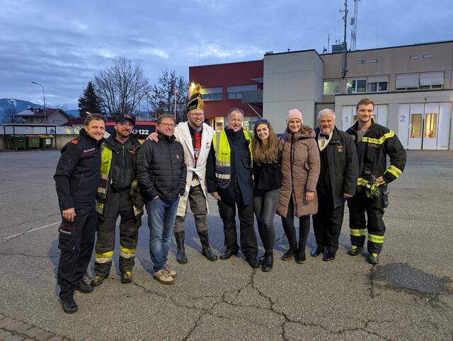 Marc Germeshausen gemeinsam mit den Mitgliedern der Hauptfeuerwehrwache Villach. | Foto: Villacher Fasching