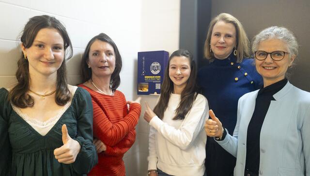 Valerie Lachmayr, Christa Kiblböck (Schulärztin), Anna Six (Unterstufensprecherin), Soroptimist Club Wels Präsidentin Jeanette Lassota und Michaela Strasser (Vertreterin "Gesunde Schule"). | Foto: Soroptimist Club Wels