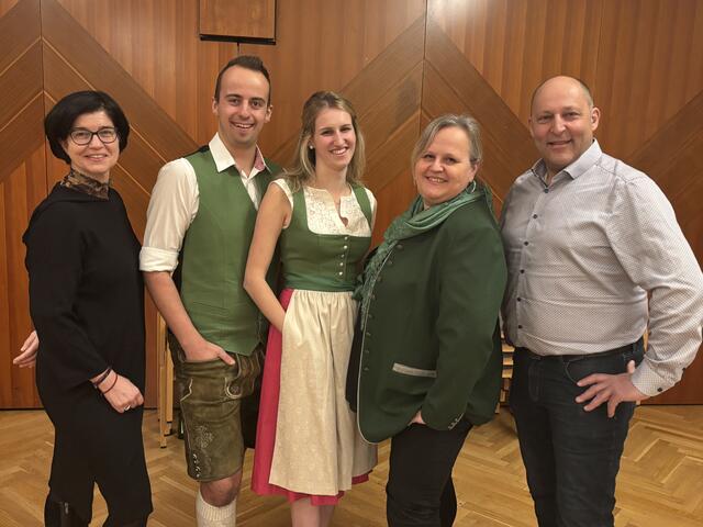 Bezirksbäuerin Ursula Reiter, Bezirksobmann Manuel Schenk mit Bezirksleiterin Christina Hochegger, Tanzlehrerin Claudia Eichler und Bezirkskammerobmann Sepp Wumbauer (v.li.) | Foto: MeinBezirk