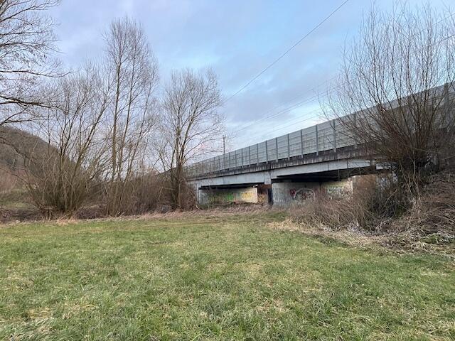 Variante 1 führt entlang der Bahn und über eine neu zu errichtende Brücke über die Vöckla nach Kalchofen. | Foto: Steiner-Watzinger