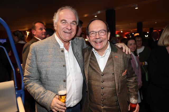 Alpine Skiweltmeisterschaft, Saalbach2025, Ski-WM2025 in Saalbach-Hinterglemm, im Bild Bartl Gensbichler (Präsident Salzburger Landesskiverband) und Peter Haubner (2. Nationalratspräsident) bei der Feier zum 75 Jahr Jubiläum der Hinterglemmer Bergbahnen. | Foto: Land Salzburg / Franz Neumayr