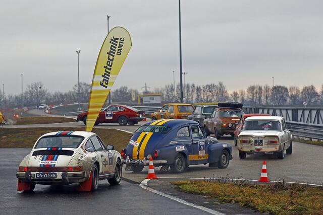 Rund 70 Auto-Klassiker machten im Rahmen der "Winter Trail 2025"-Rallye Halt für ein paar sportliche Runden am Gelände des Öamtc-Fahrtechnik-Zentrums in Marchtrenk. | Foto: rallyepics.at/daniel fessl