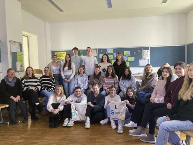 Die Gruppe der HLW bekommt Informationen zur Krankenpflegeausbildung. | Foto: HLM HLW Krems