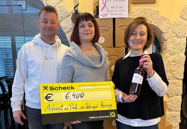 6.400 als Erlös des "Advents in Pink" übergaben die Ronald und Melanie Herczeg an Andrea Konrath, die Geschäftsführerin der Krebshilfe Burgenland (von links). | Foto: Krebshilfe