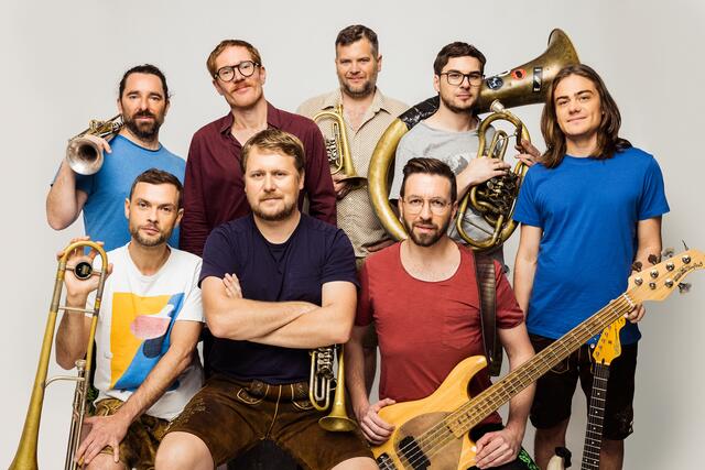 La-Brass Banda sind auf der Festivalbühne in Lech zu sehen und zu hören. | Foto: David Königsmann
