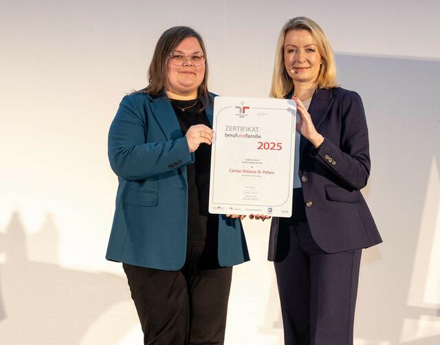 Carina Herndler (links) von der Personal- und Organisationsentwicklung der Caritas St. Pölten bei der feierlichen Zertifikatsverleihung am 29.01.2025 in der Aula der Wissenschaft in Wien. | Foto: Harald Schlossko
