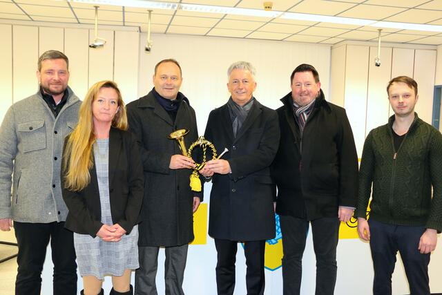 Der designierte Stadtamtsdirektor Paul Mitteröcker, Post-Mitarbeiterin Sabrina Weichselbaum, Bürgermeister Thomas Ram, Postpartner-Abteilungsleiter Alois Mondschein, Gemeinderat Christian Frießnegger, Post-Mitarbeiter Markus Schmid. | Foto: Stadtgemeinde Fischamend