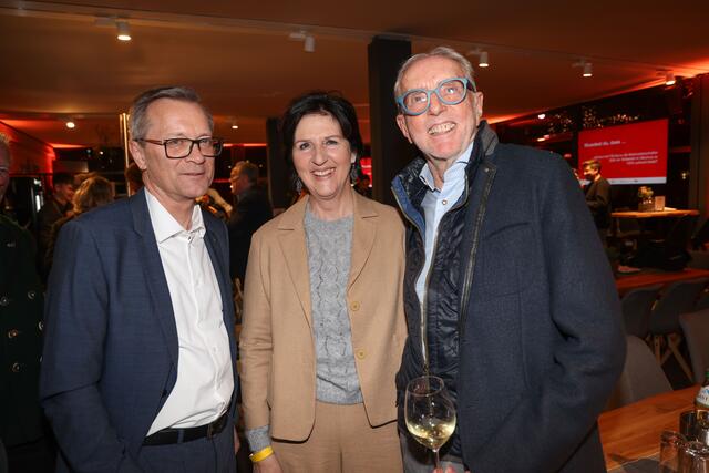 Alpine Skiweltmeisterschaft, Saalbach2025, Ski-WM2025 in Saalbach-Hinterglemm, im Bild: Heinz Konrad (Generaldirektor Raiffeisenverband Salzburg), Veronika Scheffer (Bergbahnen Zauchensee) und Ferdinand Eder (Sprecher der Salzburger Seilbahnwirtschaft) bei der Feier zum 75 Jahr Jubiläum der Hinterglemmer Bergbahnen. | Foto: Land Salzburg / Franz Neumayr