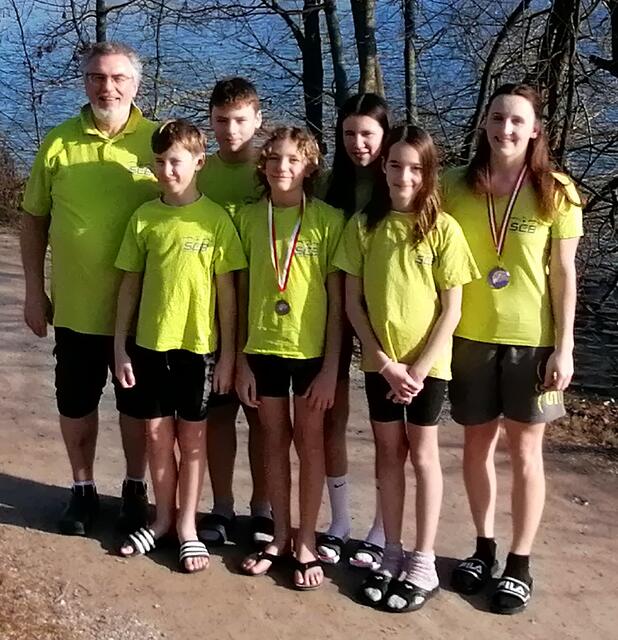 Die Teilnehmer und Trainer des SC Volksbank Braunau an der OÖ. Hallenlandesmeisterschaft und OÖ. LSV Jahrgangswettkämpfen in Traun (vorne, von links:) Matthias Schmidt, Nils Stani, Theresa Aschauer, (hinten, von links:) Trainer Franz-Josef Cecetka, Leon Stokic, Linda Krajcova, und Verena Eichberger. | Foto: SC Volksbank Braunau