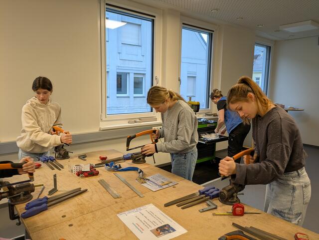 Teilnehmerinnen an der Metallstation. | Foto: AMS Korneuburg