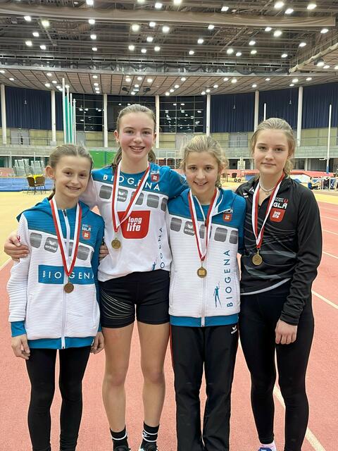 Stolz auf ihre Leistung: Igla-Athletinnen Leonie, Sina, Marie und Klara erreichten alle den dritten Platz. | Foto: SU Igla longlife