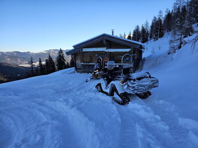 Die beiden erschöpften Urlauber wurden per Skido abgeholt.  | Foto: ZOOM-Tirol