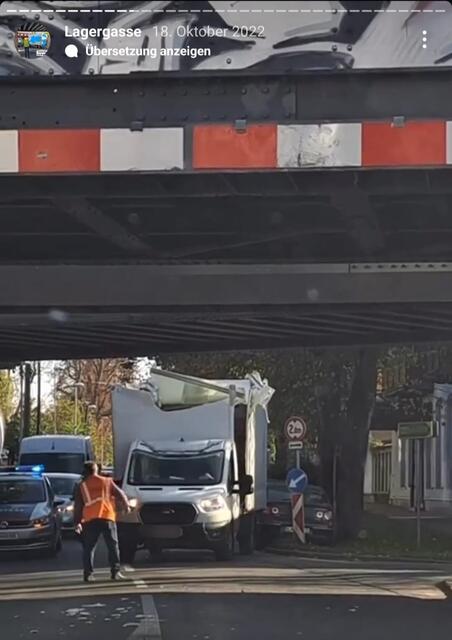Abrupter Stopp beim Möbeltransport: Mehrmals jährlich sorgen steckengebliebene Fahrzeuge in der Lagergasse für Häme im Netz.  | Foto: grazwellness