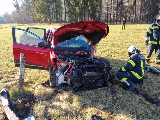Der Pkw wurde nach dem Zusammenprall in ein angrenzendes Feld geschleudert. | Foto: FF Bad Ischl/Christian Wacek