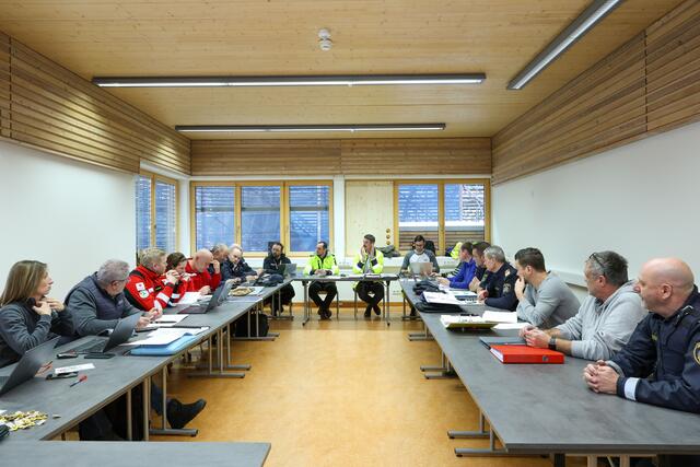Die Sicherheit hat bei der Ski-Weltmeisterschaft 2025 in Saalbach-Hinterglemm oberstes Gebot. Um bestmöglich auf die unterschiedlichsten Szenarien und Bedrohungslagen vorbereitet zu sein, treffen die Bezirkshauptmannschaft, Einsatzorganisationen und Veranstalter einander regelmäßig. | Foto: Land Salzburg/Neumayr/Hölzl