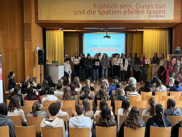 Das Vernetzungstreffen im Festsaal der Don-Bosco-Schulen wurde von den Schülern musikalisch umrahmt. | Foto: Don-Bosco-Schulen Vöcklabruck