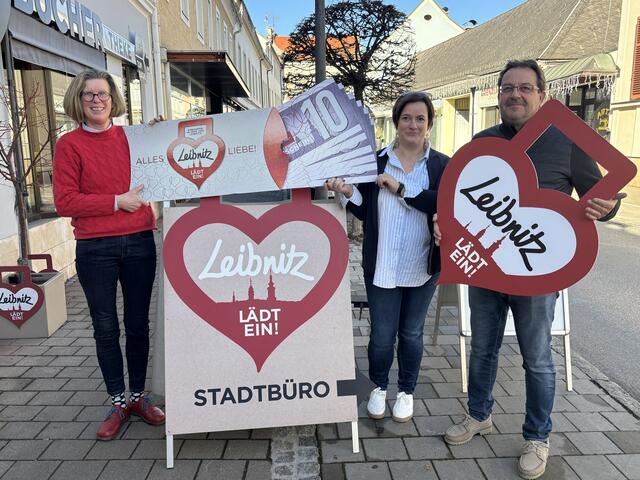 Mastermind und Architektin Barbara Draxler, Obmannstellvertreterin und JUFA-Hoteldirektorin Silvia Oswald sowie Obmann Fritz Parmetler vor dem Stadtbüro in der Leibnitzer Schmiedgasse 6. | Foto: Waltraud Fischer