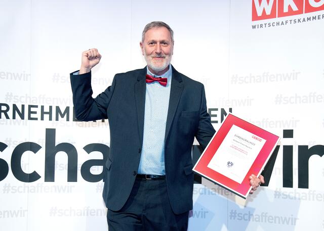 Wilhelm Franz Neufeld erhielt eine Auszeichnung für "15 Jahre erfolgreiche Unternehmensführung" von der WKO. | Foto: Studio Horst