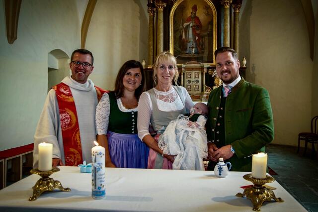 LAbg. Marco Triller (re.) kennt Johannes Freitag noch aus seiner Zeit beim Bundesheer. Hier bei der Taufe seines Sohnes Leopold.  | Foto: KuK Media