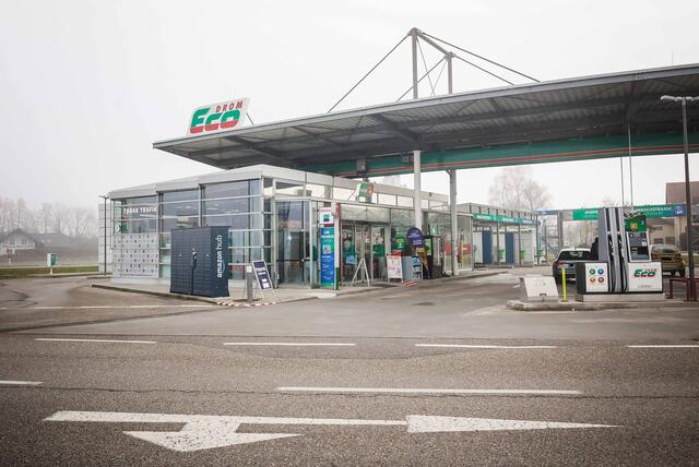 Ein Tankstopp abseits der Autobahn ist nicht nur günstiger, sondern kann man gleich auch mit einer Pause für Fahrerinnen und Fahrer bzw. Mitfahrer verbinden.  | Foto: Daniel Scharinger