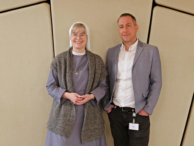 Generaloberin Sr. Barbara Flad mit Direktor Elmar Zormann. | Foto: Krankenhaus St. Vinzenz Zams/Agentur Polak