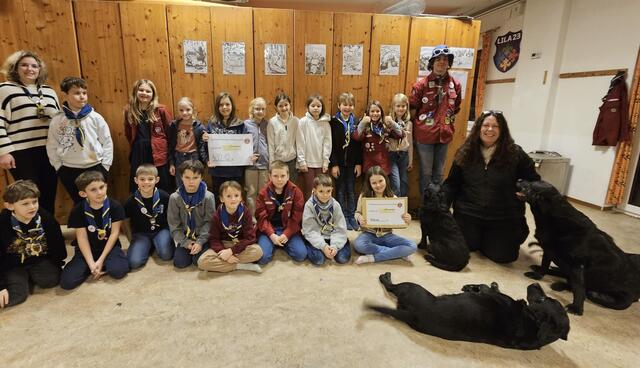 Die Pfadfinder bei der Übergabe der Spende an die Tierhilfe Klosterneuburg.  | Foto: Pfadfinder Kierling-Gugging/Verena Sedivy