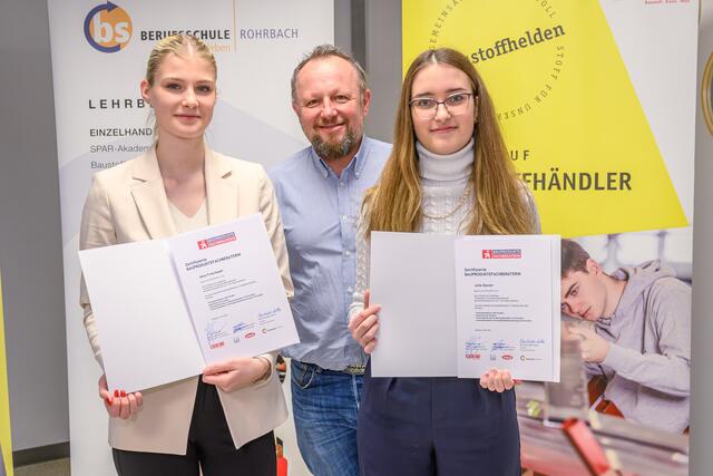 Poschacher Baustoffe: Jana Froschauer (links) und Julia Starzer mit Dietmar Steinkellner, Leiter Administration.
 | Foto: cityfoto.at/Wolfgang Simlinger
