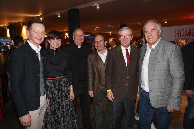  Alpine Skiweltmeisterschaft, Saalbach2025, Ski-WM2025 in Saalbach-Hinterglemm, im Bild: Alois Hasenauer (Bürgermeister Saalbach-Hinterglemm), Astrid Steharnig-Staudinger (Geschäftsführerin Österreich Werbung), Pfarrer Rudi Weberndorfer, Peter Haubner (2. Nationalratspräsident), Landeshauptmann Wilfried Haslauer und Bartl Gensbichler (Präsident Salzburger Landesskiverband) bei der Feier zum 75 Jahr Jubiläum der Hinterglemmer Bergbahnen. | Foto: Land Salzburg / Franz Neumayr