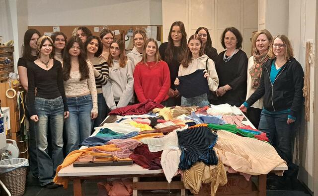 Die 3HLM hatte die spannende Gelegenheit, die Plisseewerkstatt von Tanja Raab am 13. Jänner 2025 zu besuchen. | Foto: HLM HLW Krems