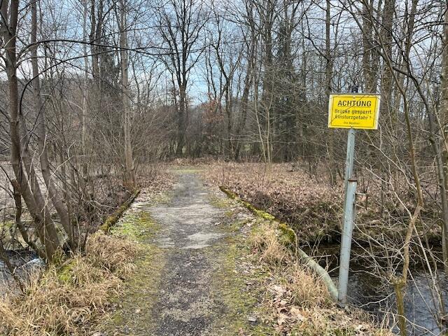 Eine alte Brücke führt über den Ampflwangerbach - sie ist einsturzgefährdet. | Foto: Steiner-Watzinger
