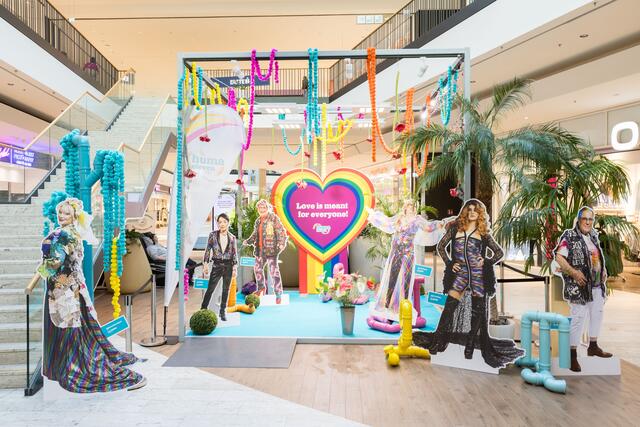 Die Ausstellung „Queer Moments in Fashion“ ist bis Samstag, 15. Februar, in Simmering zu sehen. | Foto: Robert Fritz