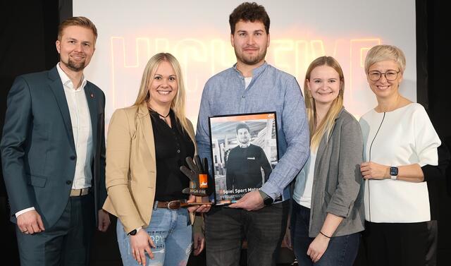 Von links: Michael Wimmer (Junge Wirtschaft OÖ), Juliana Gaffl (Junge Wirtschaft Freistadt), Lukas Penz, Ines Trenda (Junge Wirtschaft Freistadt) und Doris Hummer (Präsidentin der Wirtschaftskammer OÖ). | Foto: WK OÖ