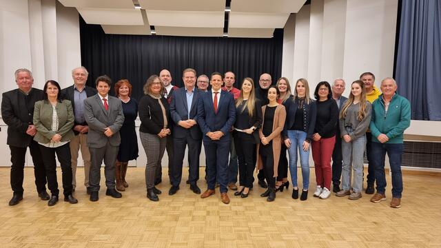 Im Rahmen der Versammlung wurde der neue Ortsparteivorstand gewählt. Bürgermeister Manuel Gößler (Mitte) wurde dabei mit großer Mehrheit in seiner Funktion als Vorsitzender bestätigt. | Foto: SPÖ St. Michael