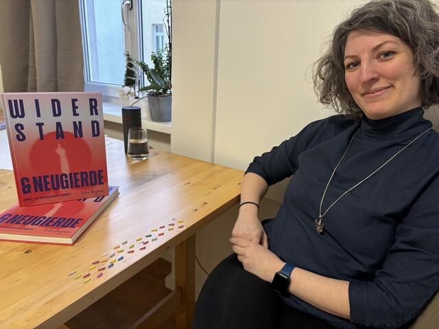 Julia Bugram ist eine feministische Künstlerin aus Meidling. Ihr neues Atelier ist in Margareten. | Foto: Michael Marbacher / MeinBezirk