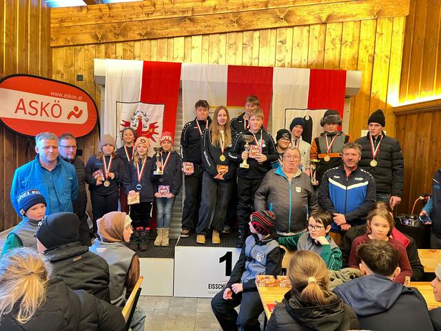 Das Sieger Stockerl; Rang 2 EC Brixen 2, Rang 1 EC Rummlerhof 2. Rang 3 EV E Waidring Buben, mit den Gratulanten Rupert Straßer, Hans Pletzer Andi Aberger und Martin Beihammer. | Foto: Michaela Straßer; Katrin Straßer;