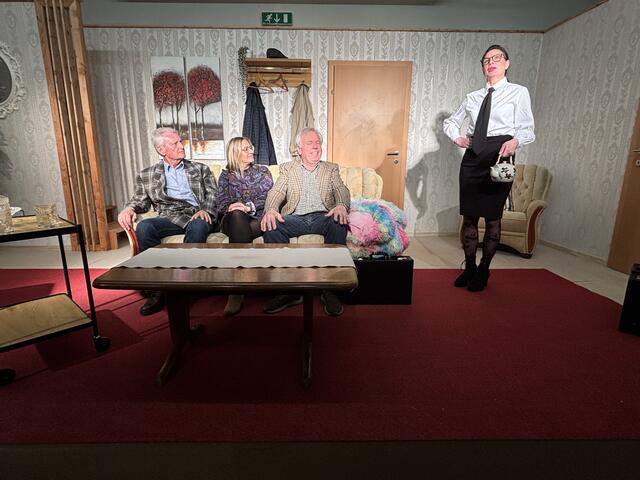 Gerhard Strametz, Daniela Pauser, Heinz Sackl und Margarete Fink, die hier ihre Bühnen-Premiere feiert (v.l.). | Foto: Susanne Veronik