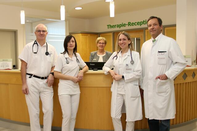 OA Dr. Klaus König, Dr. Alexandra Kurz, Elisabeth Strasser (Mitarbeiterin von der Medizinischen Administration), OA Dr. Susanne Danzinger und ärztlicher Leiter Primarius Univ.-Doz. Dr. Sebastian Globits, v.l. | Foto: HKZ Groß Gerungs 
