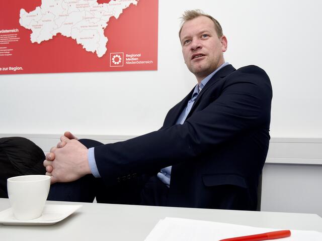 Seastian Pass im Gespräch mit MeinBezirk. Der 44-Jährige ist wieder verliebt und hat als erstes Projekt die Revitalisierung der Linde im Auge. | Foto: Santrucek